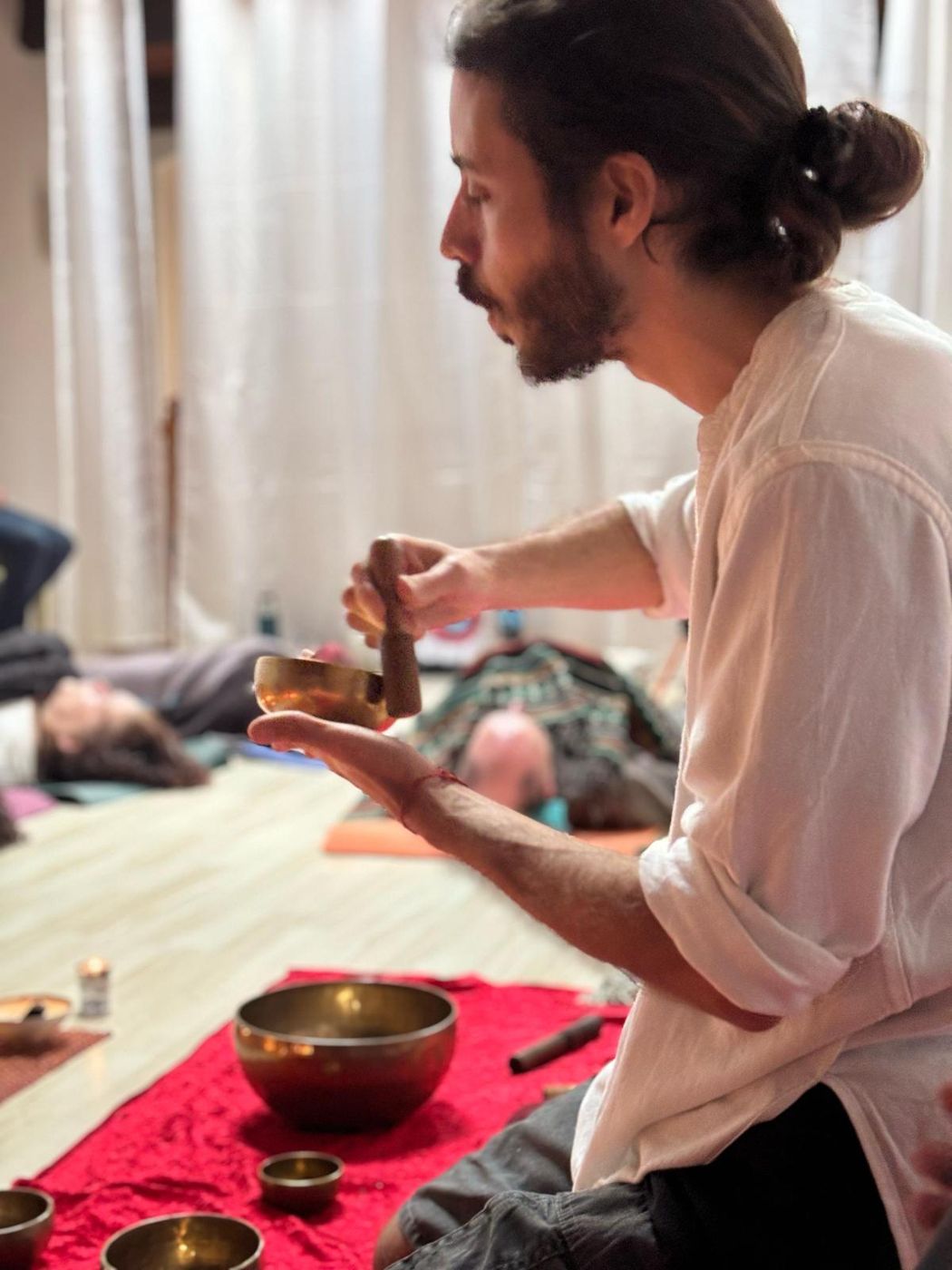 Viaje sonoro con cuencos tibetanos en el estudio