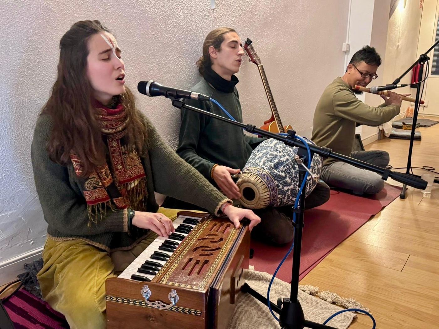 Kirtan en el estudio con armonio, tabla y flauta