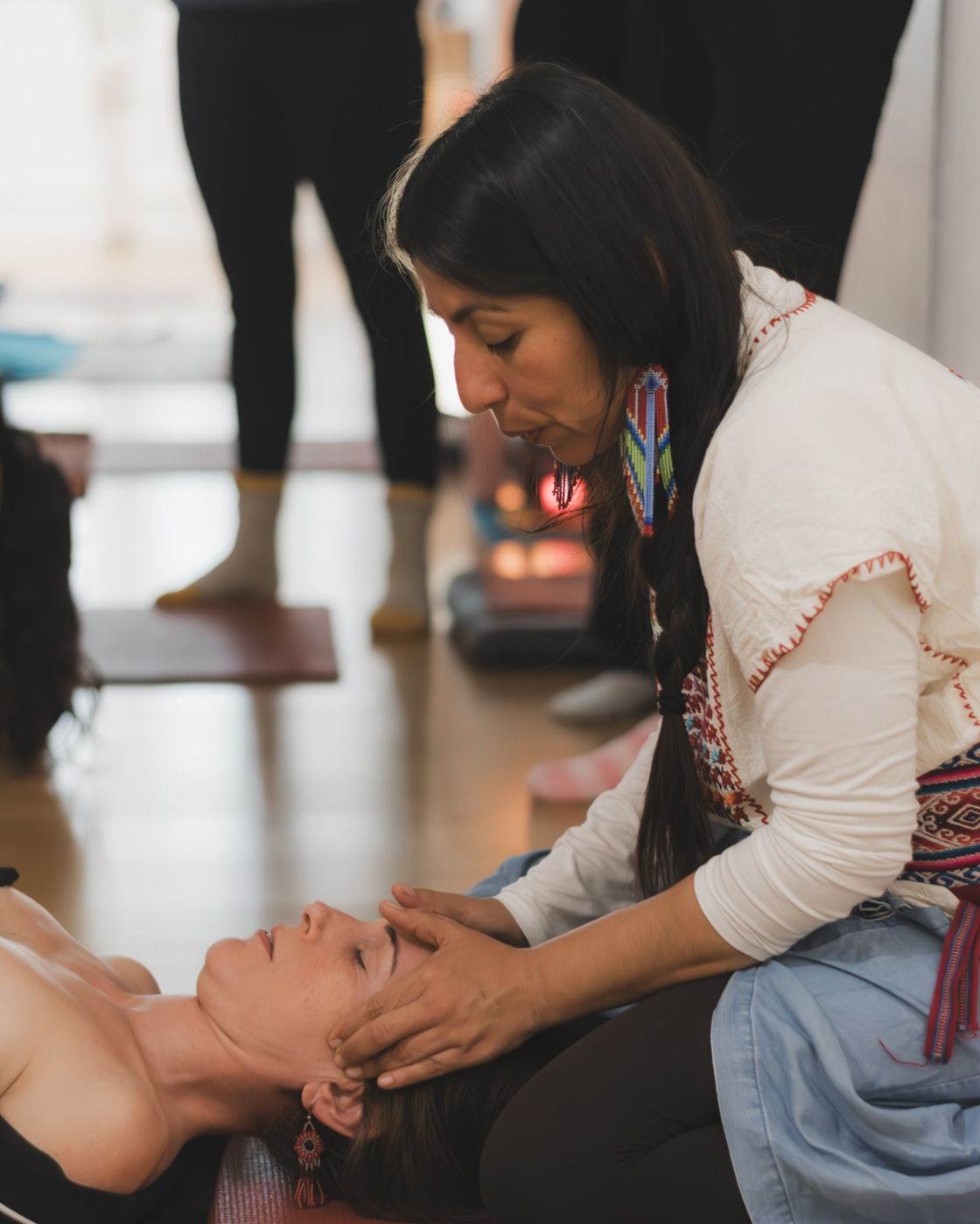 Terapeuta acompañando una relajación guiada en el estudio